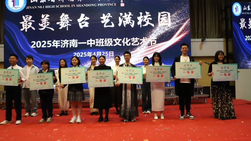 12 一等奖合影.JPG